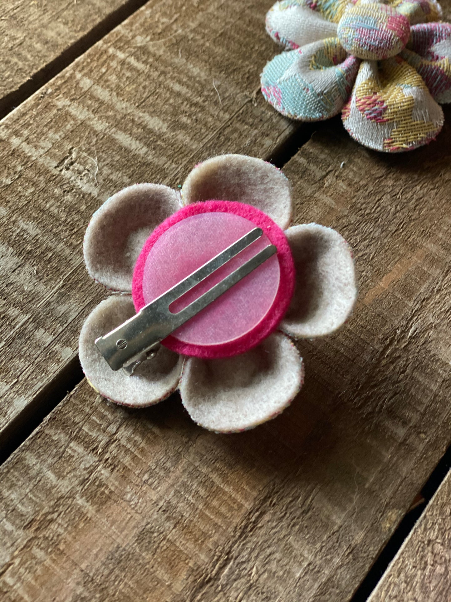 Riddle Confetti Cake Blossom Clip